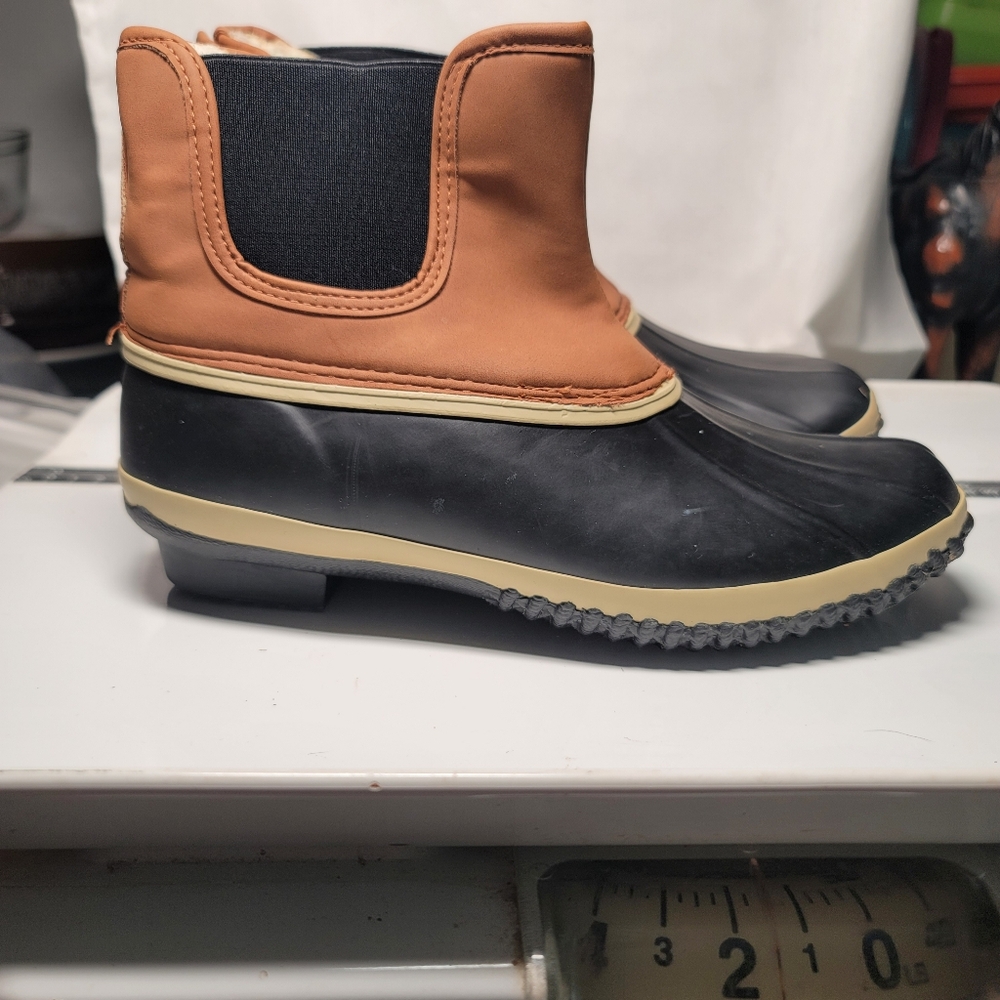 LN. Style & Co. Harlii Duck Boots. Size 7M.  (472)